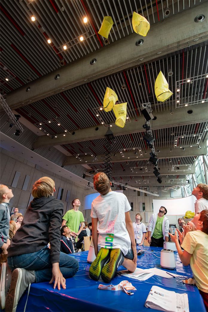 Kinder mit einem kleinen Heißluftballon